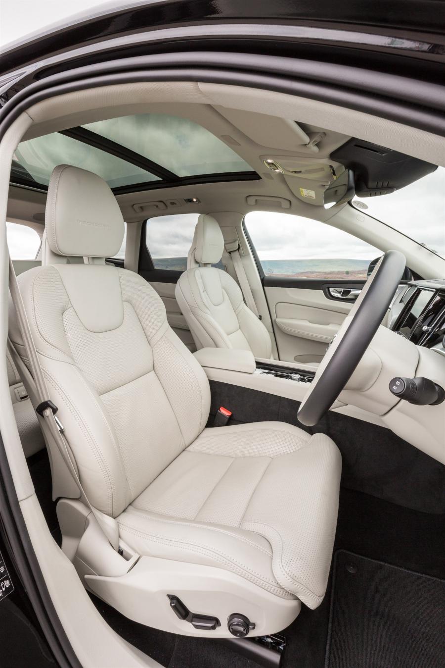 Интерьер Volvo XC60 T8 Inscription 2017 года  (UK) (фото 7 из 40)